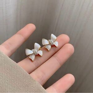 White flowers silver earrings